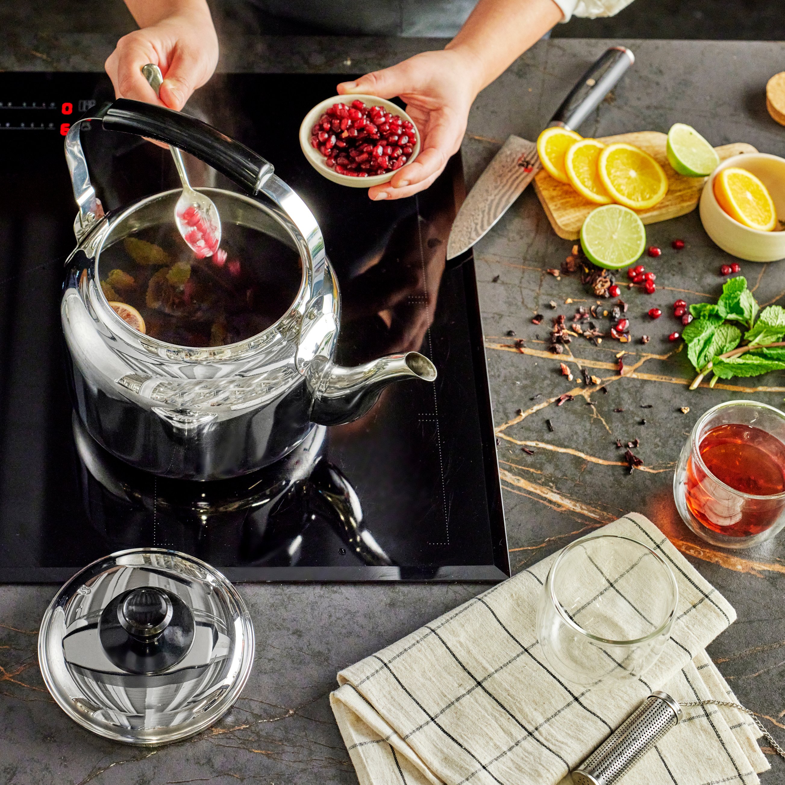 https://www.zwilling.com/on/demandware.static/-/Sites-zwilling-us-Library/default/dw16ff4f35/images/product-content/masonry-content/demeyere/cookware/specialties/DE_Resto_Tea_Kettle_5.jpg