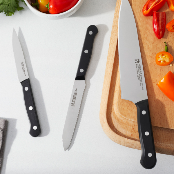 https://www.zwilling.com/on/demandware.static/-/Sites-zwilling-us-Library/default/dw1af14d85/images/product-content/masonry-content/henckels/cutlery/HI_EveredgeSolution_03.jpg