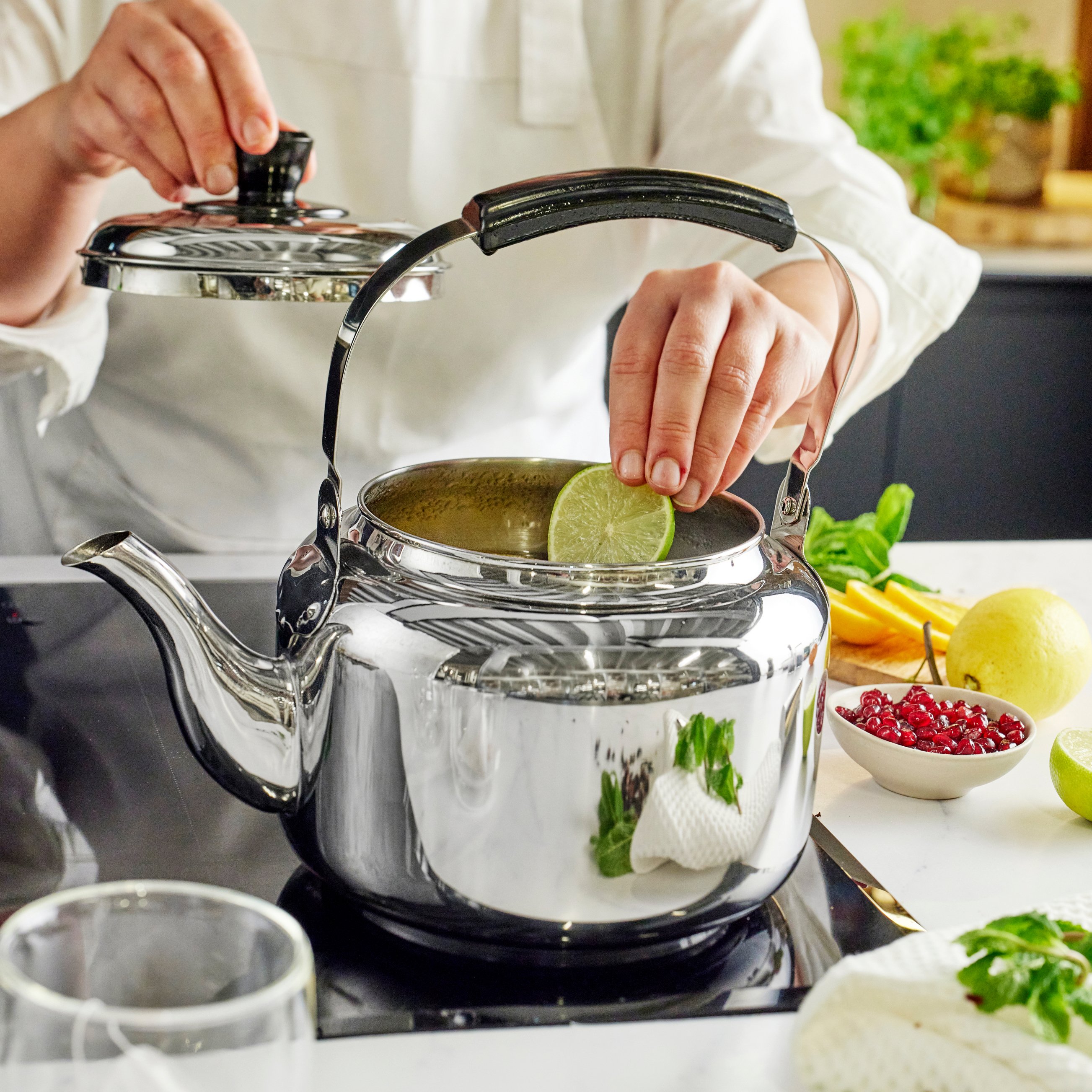 https://www.zwilling.com/on/demandware.static/-/Sites-zwilling-us-Library/default/dw33d77e8b/images/product-content/masonry-content/demeyere/cookware/specialties/DE_Resto_Tea_Kettle_4.jpg