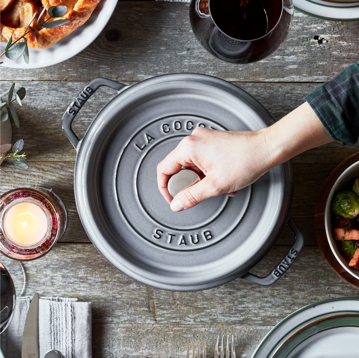 https://www.zwilling.com/on/demandware.static/-/Sites-zwilling-us-Library/default/dw3f7ccad5/images/product-content/masonry-content/staub/cast-iron/cocotte/Cocottes_Mason_Comp_600-600_RoundCocotte_3.jpg