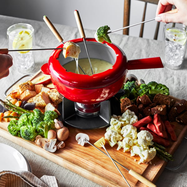 https://www.zwilling.com/on/demandware.static/-/Sites-zwilling-us-Library/default/dw5a381a19/images/product-content/masonry-content/zwilling/fondue/ZW_Fondue%20Set_03.jpg