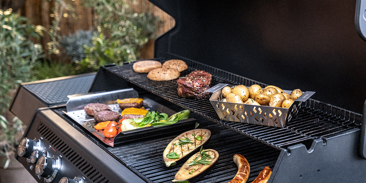 https://www.zwilling.com/on/demandware.static/-/Sites-zwilling-us-Library/default/dw5d995d92/images/product-content/masonry-content/zwilling/bbq/bbq-plus/pdp-masonry-content-zwilling-bbq-grill-basket-s-xl-750062039-full-width_1200x600.jpg