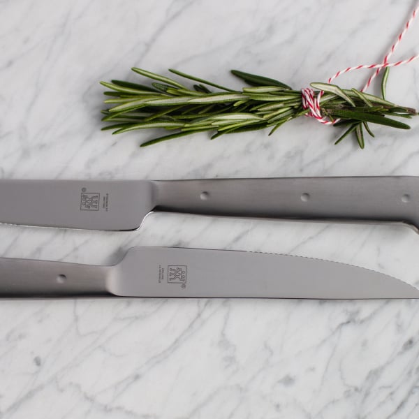 https://www.zwilling.com/on/demandware.static/-/Sites-zwilling-us-Library/default/dw86b7e638/images/product-content/masonry-content/zwilling/cutlery/porterhouse-steak-set/ZWILLING-Stainless-Steel-8-pc-Steak-Knife_03.jpg