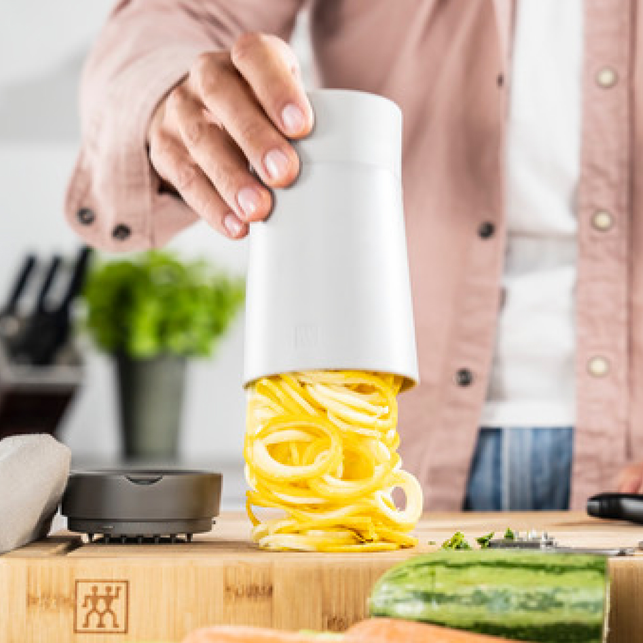 https://www.zwilling.com/on/demandware.static/-/Sites-zwilling-us-Library/default/dw93fe58bb/images/product-content/masonry-content/zwilling/tools-gadgets/z-cut/ZCut_MasonryFinal_Spiralizer3.jpg