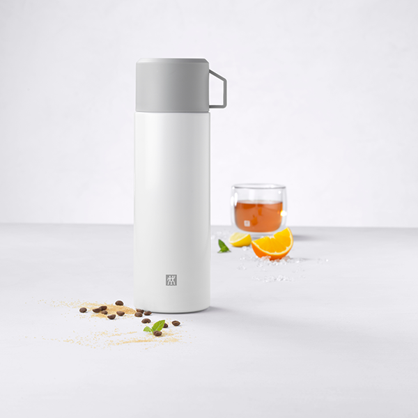 https://www.zwilling.com/on/demandware.static/-/Sites-zwilling-us-Library/default/dwa0a33a4b/images/product-content/masonry-content/zwilling/tabletop/thermo/vacuum_bottle_2_600x600.jpg