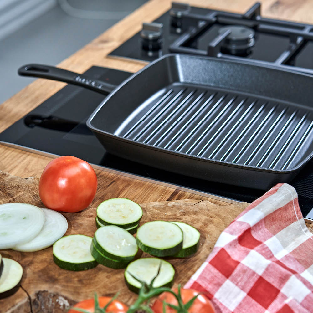 https://www.zwilling.com/on/demandware.static/-/Sites-zwilling-us-Library/default/dwa9e78e0e/images/product-content/masonry-content/staub/cast-iron/pans/40501-107-0_Lifestyle_Image_Product_OS_750x750_1.jpg