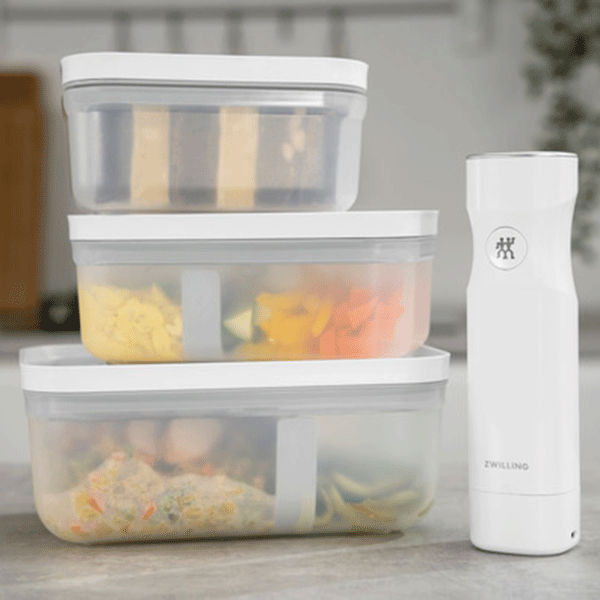 https://www.zwilling.com/on/demandware.static/-/Sites-zwilling-us-Library/default/dwac08527d/images/product-content/masonry-content/zwilling/vacuum/vacuum-boxes/pdp-masonry-module-zwilling_vacuum_semitransparent-lunchbox_s_masonry-content-2_600x600.jpg