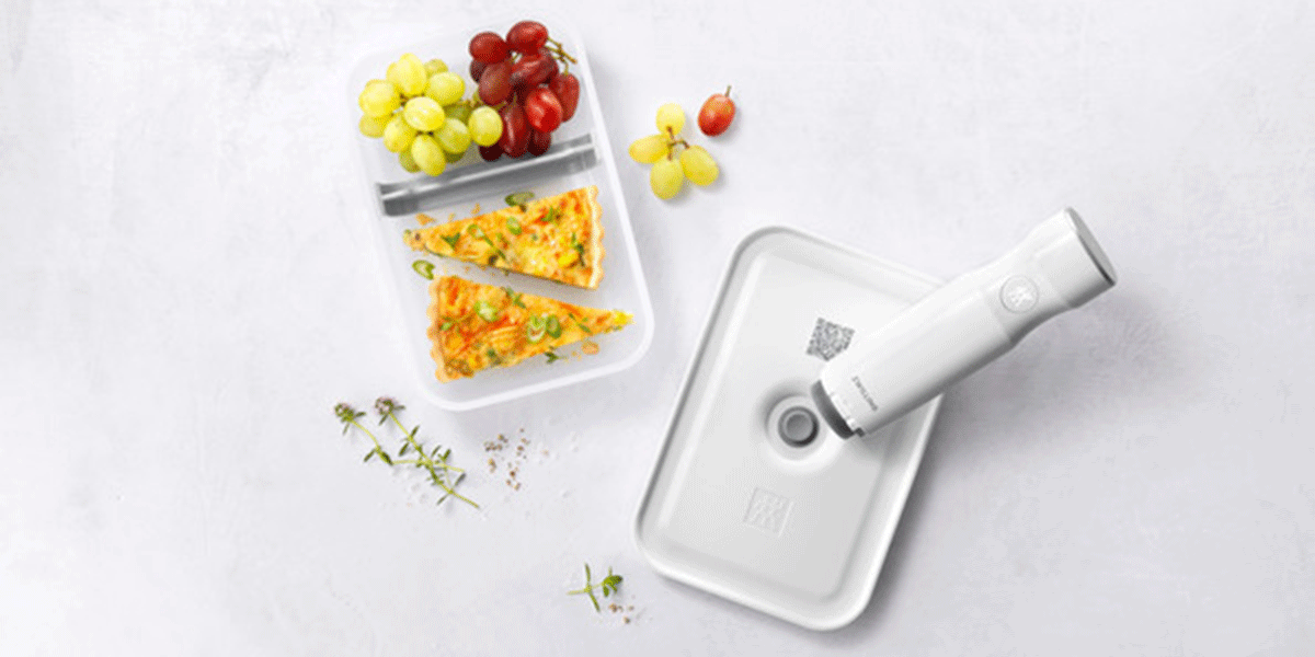 https://www.zwilling.com/on/demandware.static/-/Sites-zwilling-us-Library/default/dwc33979c6/images/product-content/masonry-content/zwilling/vacuum/vacuum-boxes/pdp-masonry-module-zwilling_vacuum_flat-lunchbox_l_semi-transparent_full-width_1200x600.jpg