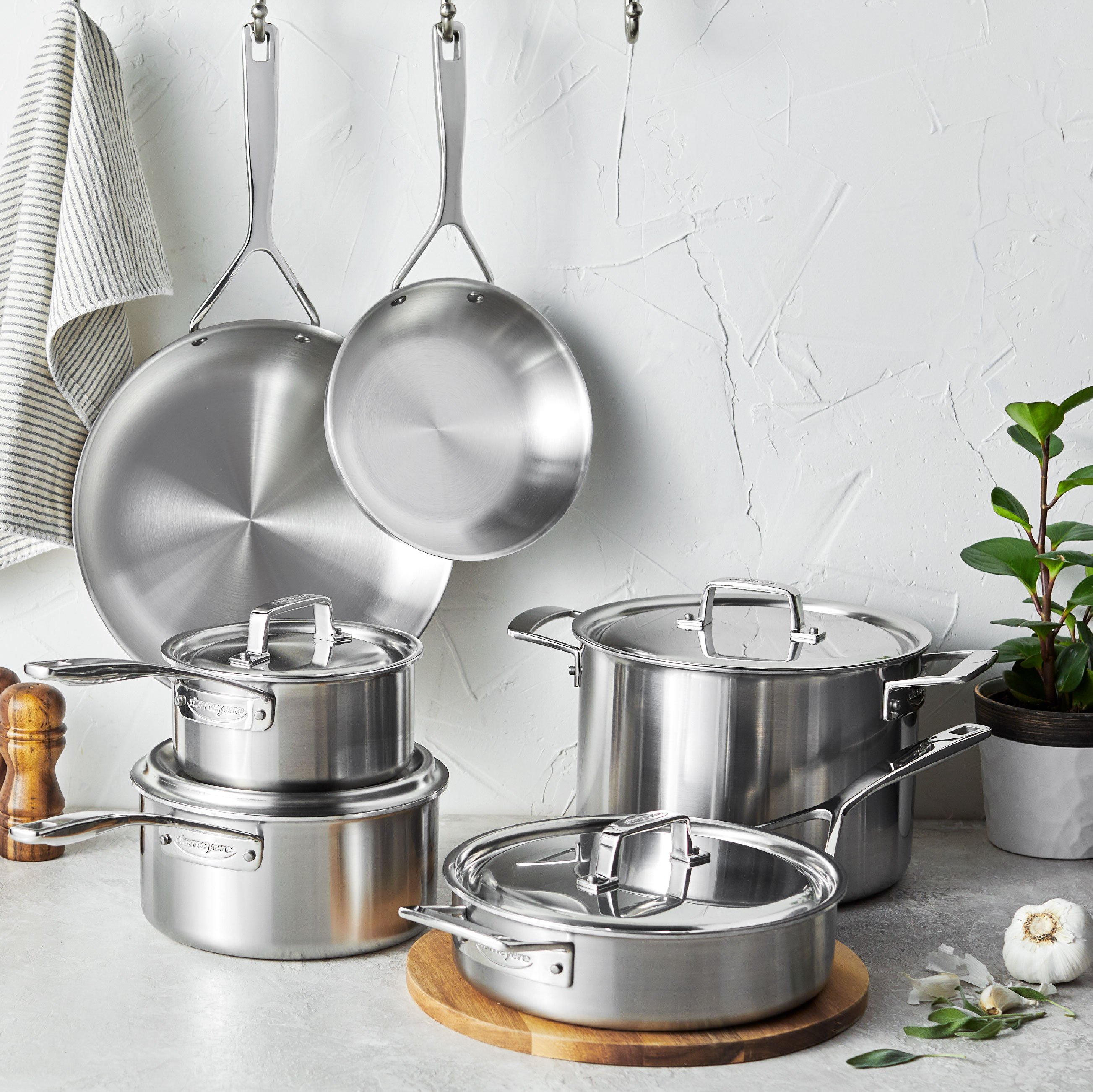 https://www.zwilling.com/on/demandware.static/-/Sites-zwilling-us-Library/default/dwd0d15b66/images/product-content/masonry-content/demeyere/cookware/essential-5/DE_Essentail_Masonry-05.jpg