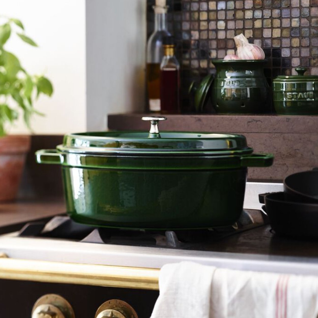 https://www.zwilling.com/on/demandware.static/-/Sites-zwilling-us-Library/default/dwfdc2656c/images/product-content/masonry-content/staub/cast-iron/cocotte/OvalCocottes_Mason_Comp_600-600_OvalCocotte_1.jpg